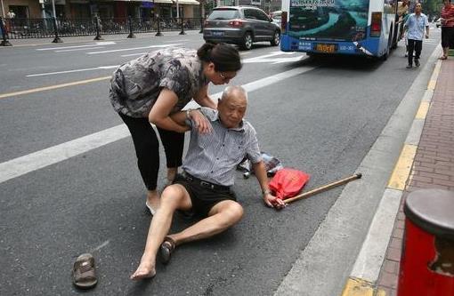 老人摔倒腦出血但意識清醒