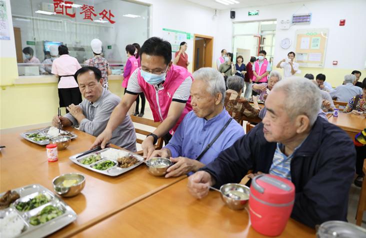 食堂為老人提供美食