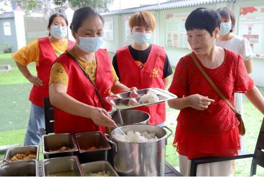 食堂為老人提供美食