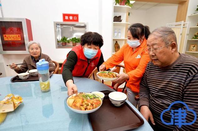 食堂為老人提供美食