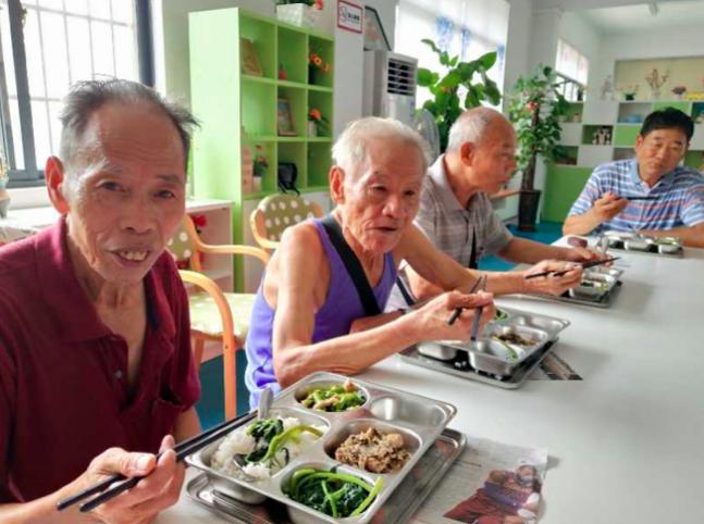 食堂為老人提供美食